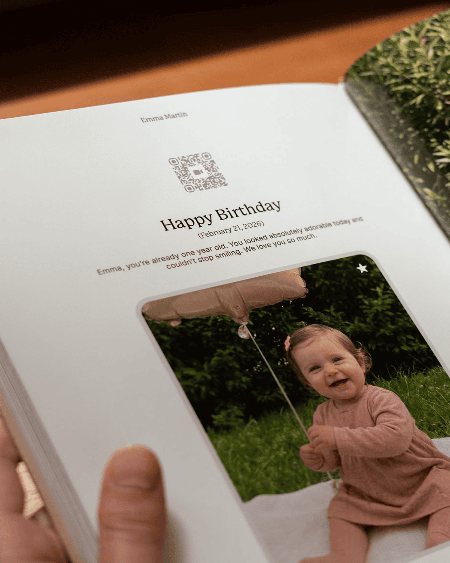 Una página del Dotbook con su código QR sobre la fotografía