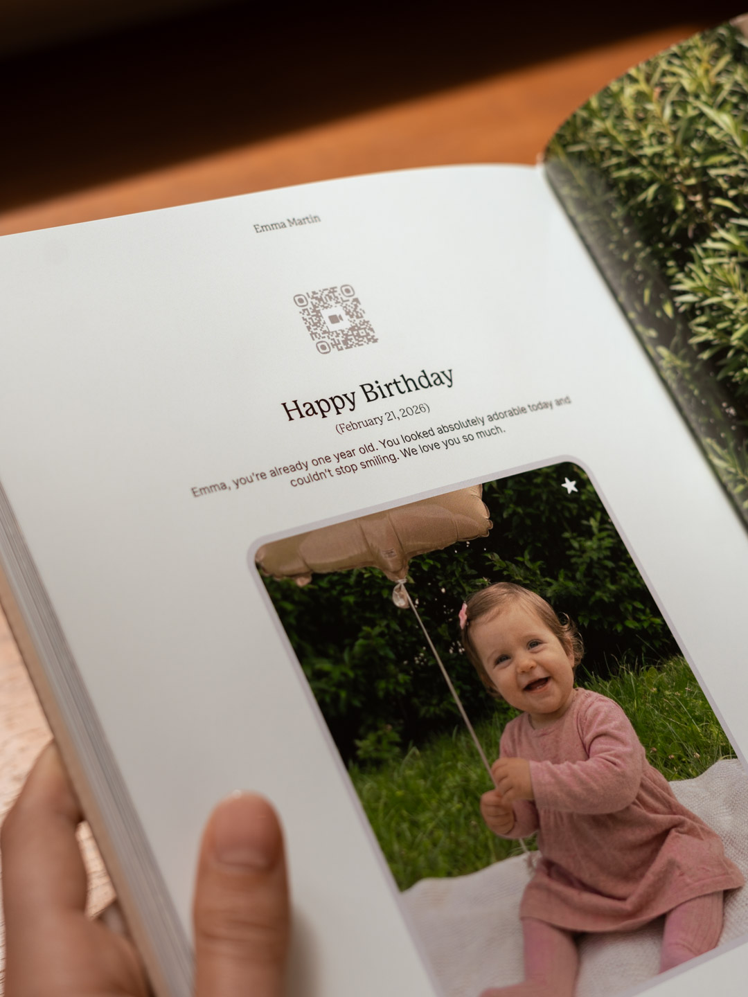 Una página del Dotbook con su código QR sobre la fotografía